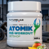 ATOMIK Pré-Workout en pot blanc, label FutureLab, arôme tropical; fruits melon, kiwi et fleurs en premier plan. 500 g, ambiance salle de sport.