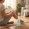 Crème CBD & Arnica bio, 8 actifs, montrant une personne appliquant le produit sur le genou, ambiance salon cozy.