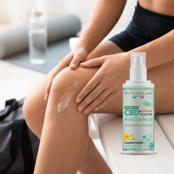 CRÈME BIO CBD & ARNICA + 8 actifs 3 Crème CBD bio et arnica avec 8 actifs pour articulations et muscles, appliquée sur le genou, flacon pompe visible.