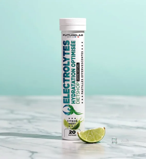 ÉLECTROLYTES 3 Pastilles Électrolytes FutureLab au citron vert, emballage vertical blanc et bleu, bouchon blanc, demi-lime verte et glaçons sur marbre.