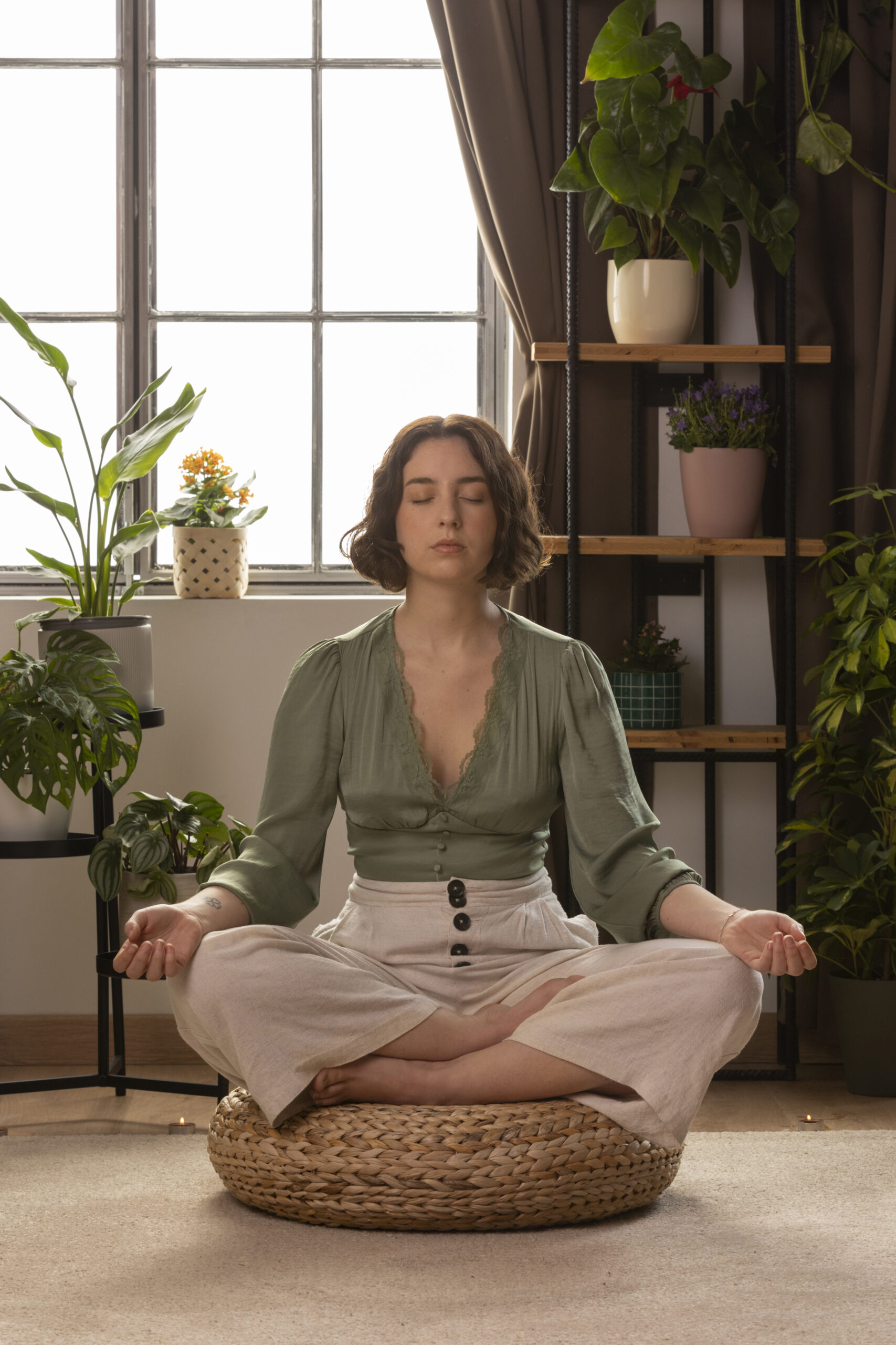 person-conducting-reiki-therapy naturopathie et gestion du stress